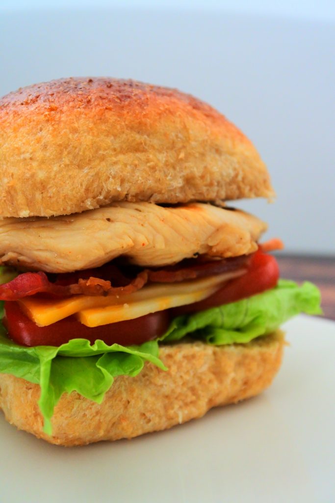 Un'immagine verticale ravvicinata di un sandwich di pollo grigliato Chick-fil-A copycat
